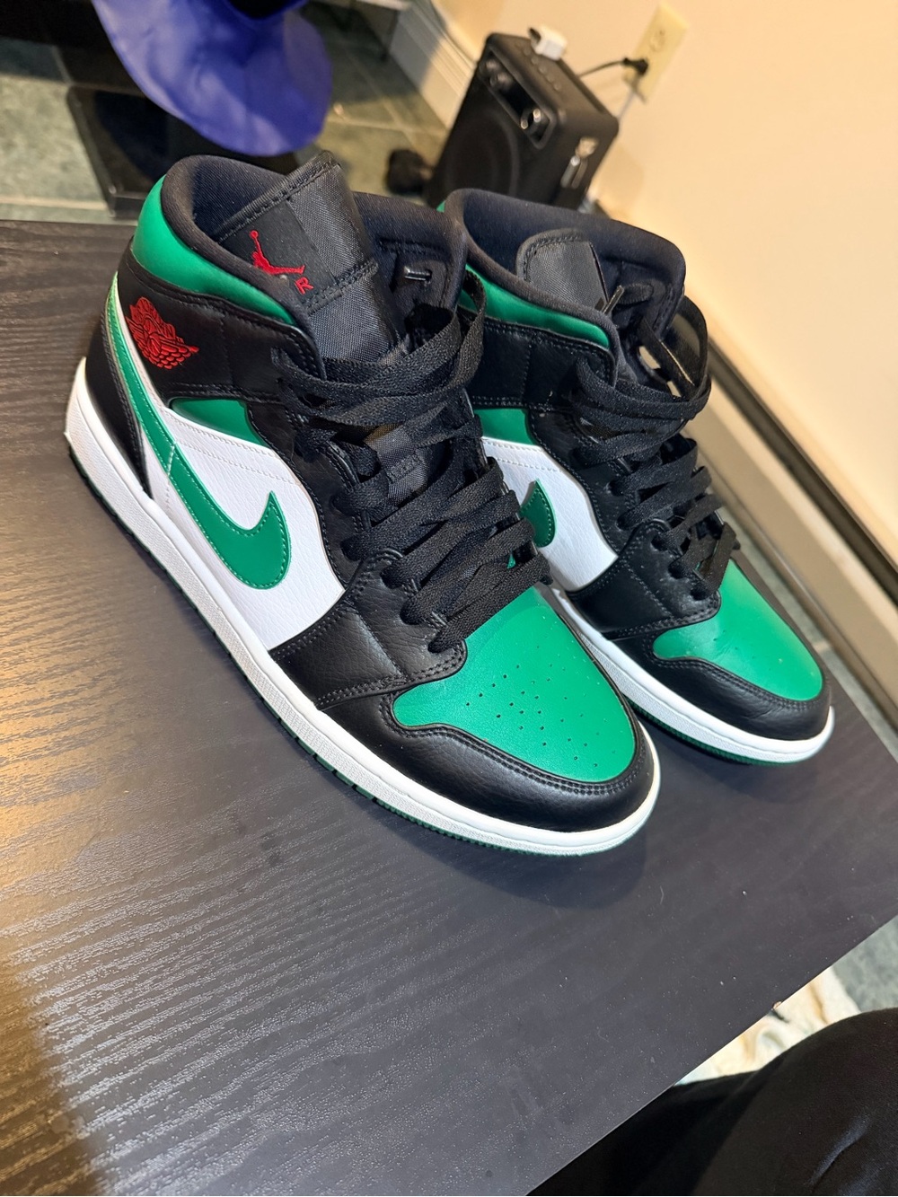 10.5 Men’s Nike Jordans Green Black White High-Top Sneakers with Red Logo